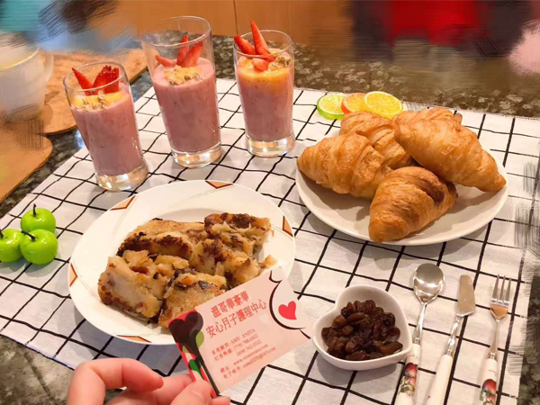 草莓芒果奶昔，安心月子中心拿手休闲饮料
