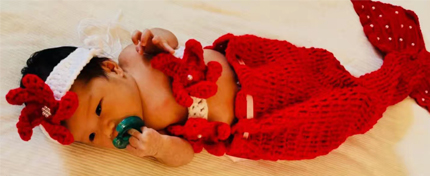 刚刚出生16天的宝宝拍艺术照， 颜值很高的小美女